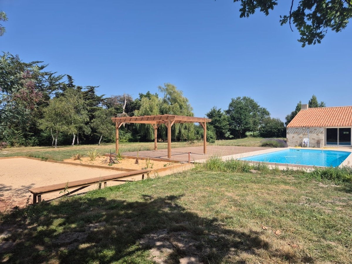 gîte en Vendée avec piscine terrasse et pergola