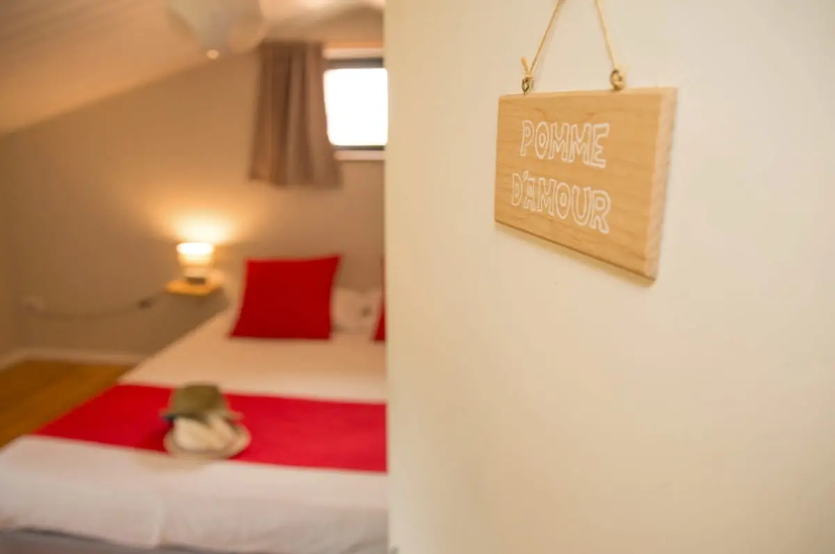 Pomme-damour-lit-double-confort-douillet-gite