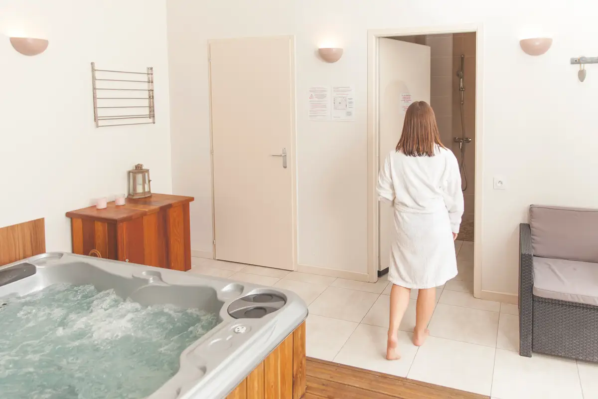 salle d'eau - WC au rez-de-chaussée pour accéder au spa. Douche à l'italienne, vasque, WC.